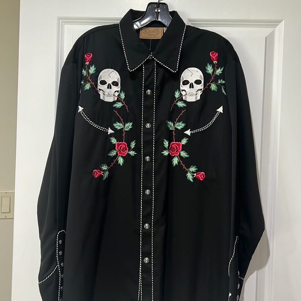 Men’s black button up shirt with skull and rose accents. Medium but runs big nwt